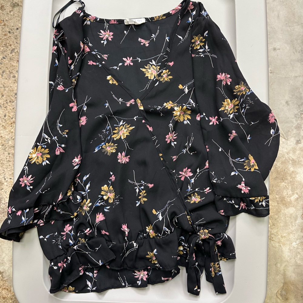 Women’s half sleeve crop top. Size medium.
